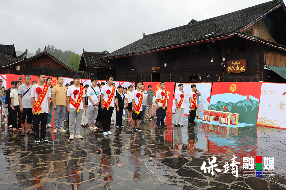 吴明东与其他新学员一起参加欢送活动 拷贝.jpg