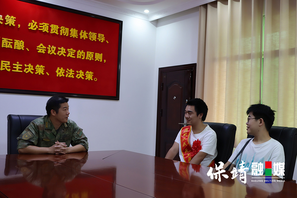 县人武部部长与新学员吴明东亲切交谈.jpg