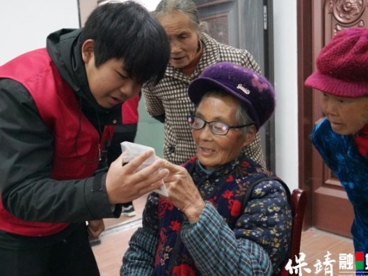 古树见证温情 老花镜照亮晚年——保靖麦坪村两百余位老人获赠“清晰礼物”