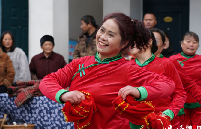 新春走基层|分红啦！甘溪村新春“大礼包”到账，现场年味浓、笑声甜