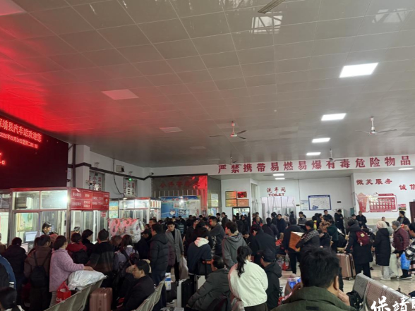 保靖县汽车站护航节后春运首个客流返程高峰