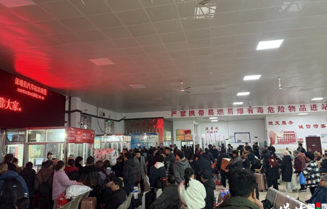保靖县汽车站护航节后春运首个客流返程高峰