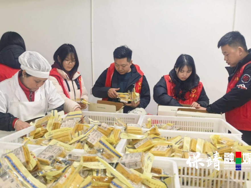 保靖县水田河片区豆腐厂新春订单旺 青年志愿暖心助产销