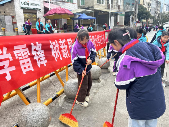 保靖县岳阳小学：春日街头涌动“志愿红” “小雷锋”躬身践文明