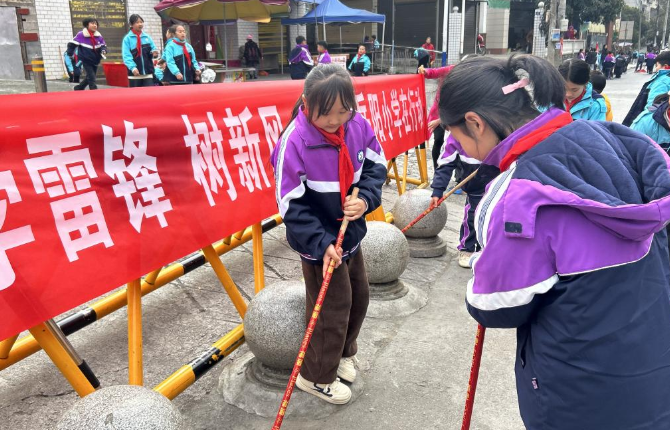 保靖县岳阳小学：春日街头涌动“志愿红” “小雷锋”躬身践文明