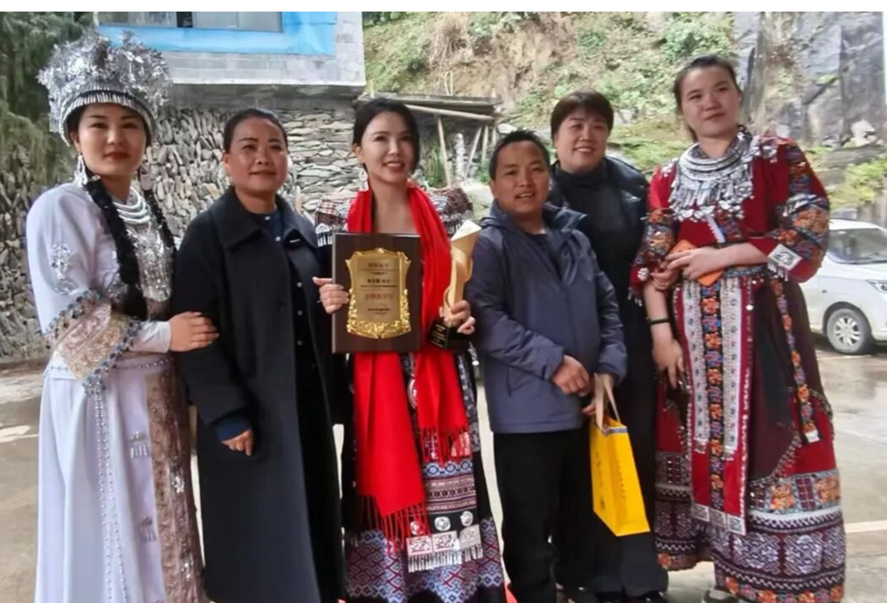 情暖茶乡，以“真金”换“真茶”：湘潭客商朱玉莲冒雨赴保靖送红包、下订单