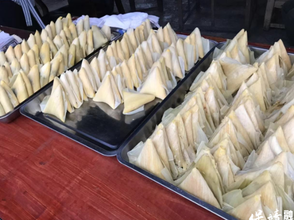 保靖流动供销助力复兴包谷粑粑走进机关食堂
