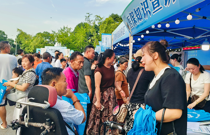 夜市传医保 监管入民心——保靖县医保局借力中医药文化夜市开展基金监管宣传
