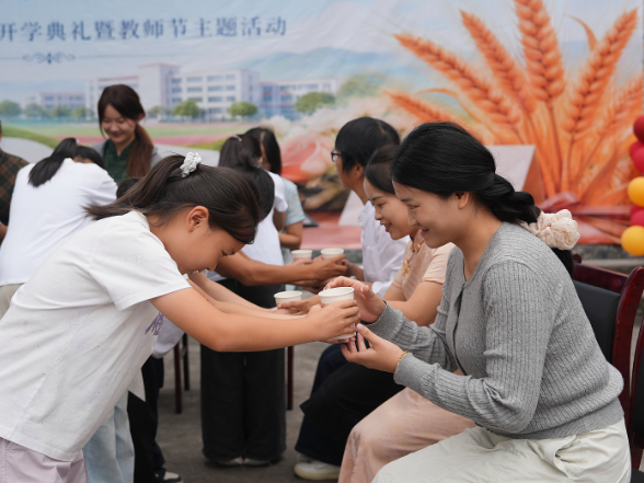 保靖县葫芦中学：敬茶谢师恩 金秋启新程