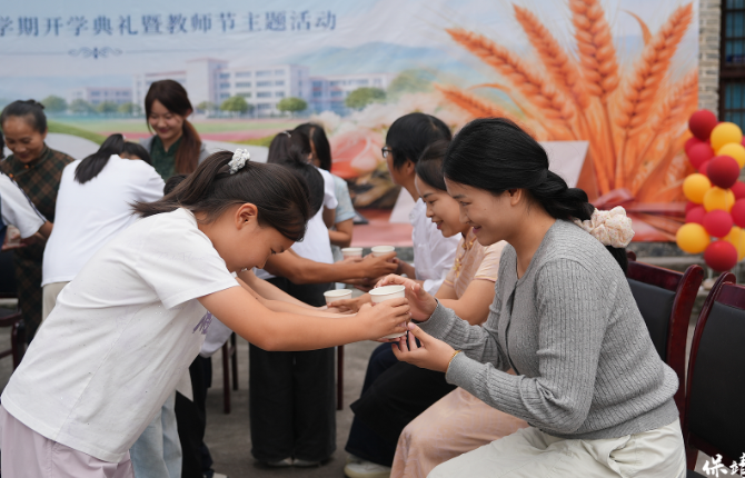 保靖县葫芦中学：敬茶谢师恩 金秋启新程