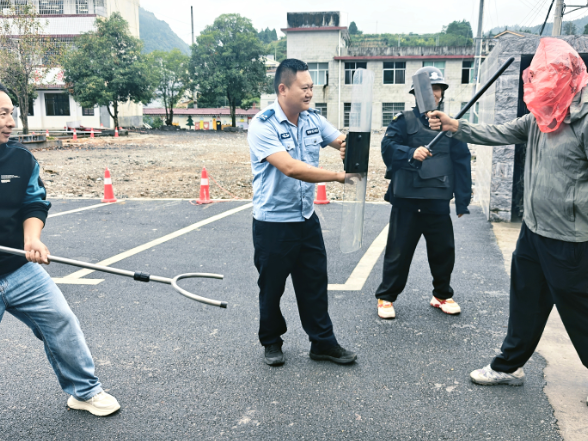 警校联动筑防线 以练护航保平安  ——保靖县阳朝小学开展反恐防暴应急演练