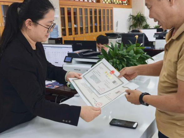 保靖县政务服务中心：一面锦旗 两份信赖 企业服务年书写“暖心答卷”