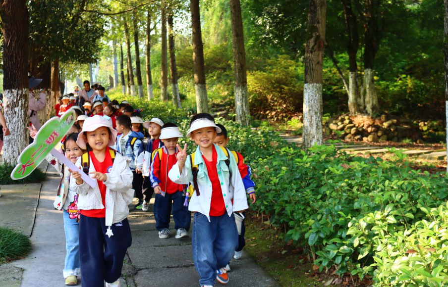 小手牵自然  萌娃探世界——保靖县岳阳幼儿园秋游主题活动