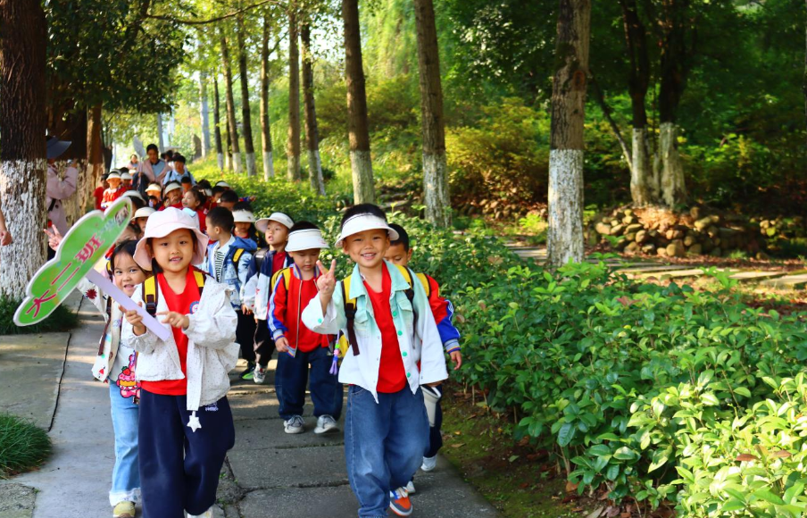 小手牵自然  萌娃探世界——保靖县岳阳幼儿园秋游主题活动