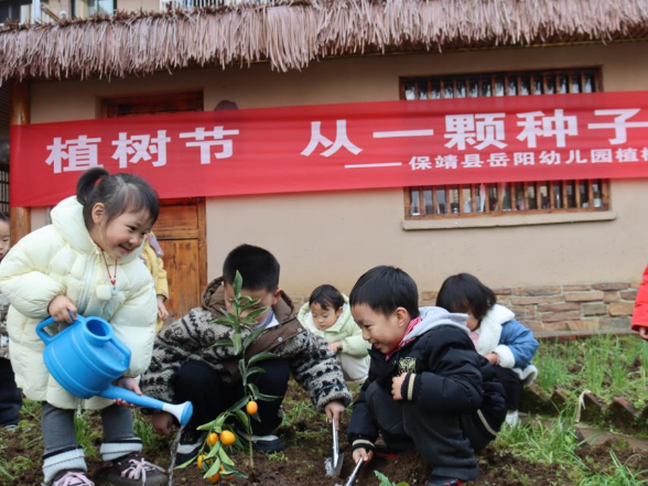 保靖县岳阳幼儿园开展植树节主题活动