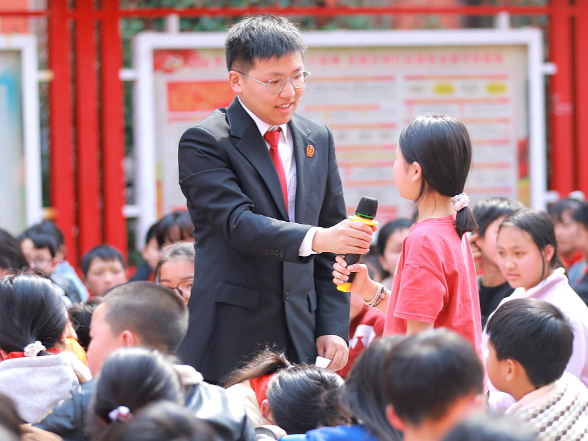 保靖法院春季“开学第一课”开讲啦