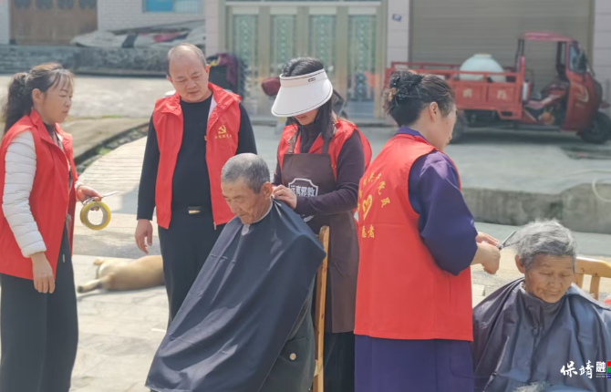 保靖县比耳镇新寨村：用心服务  从“头”关爱