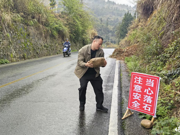 冒雨清障：碗米坡镇全力守护迁清公路畅行