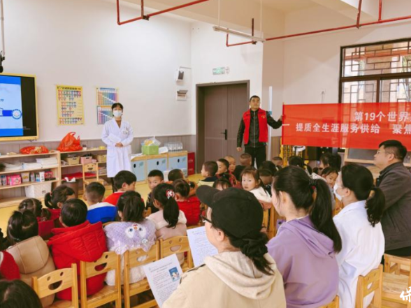 保靖县开展“世界孤独症日”儿童心理行为联合义诊活动