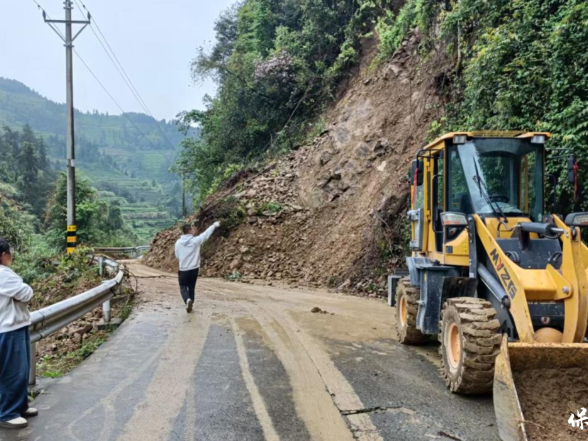 保靖县农业特色产业发展中心驻四十八湾村工作队：闻“汛”而动 及时处理道路塌方