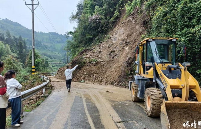 保靖县农业特色产业发展中心驻四十八湾村工作队：闻“汛”而动 及时处理道路塌方