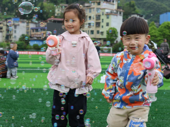 一个“袋子”的春天旅行：保靖县幼儿园分龄玩出自然教育新意