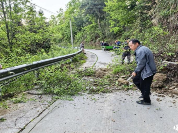 闻“汛”而动显担当 清水江片区党员群众抢修道路保畅通