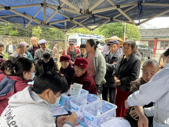 下村体检送健康 中医服务暖民心——保靖县毛沟镇中心卫生院开展中医药＋公共卫生下乡便民服务活动