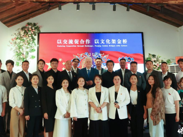 克罗地亚前总统为保靖黄金茶·壤寨古茶坊颁发“国际品质卓越产品”证书