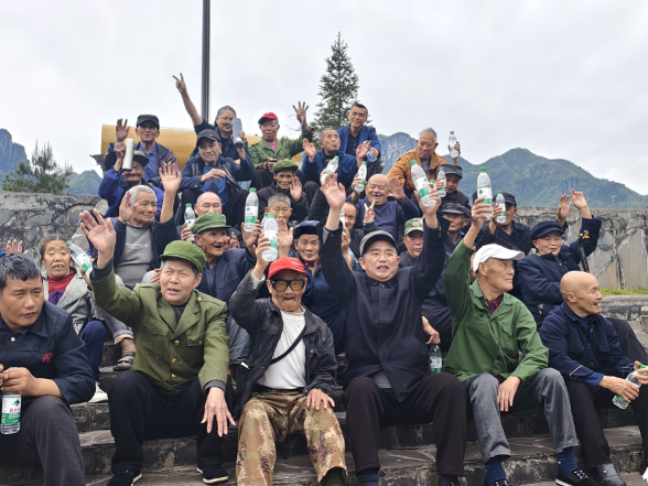 保靖县民政局：踏青吕洞山  把春天“请”进老人心里