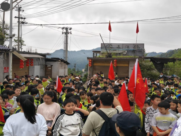 保靖县实验小学：春日登高悟成长 不负韶华向未来