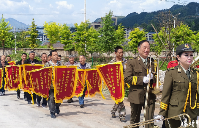 鑫洋兜底解民忧 橘农致谢送锦旗——保靖政企携手破解柑橘滞销难题