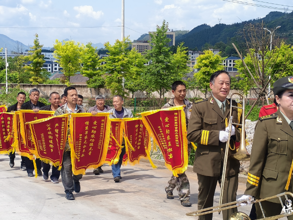 鑫洋兜底解民忧 橘农致谢送锦旗——保靖政企携手破解柑橘滞销难题