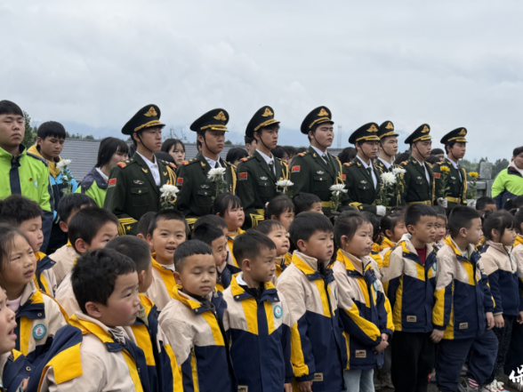 保靖职专联合县创新创业园幼儿园开展清明节祭扫活动