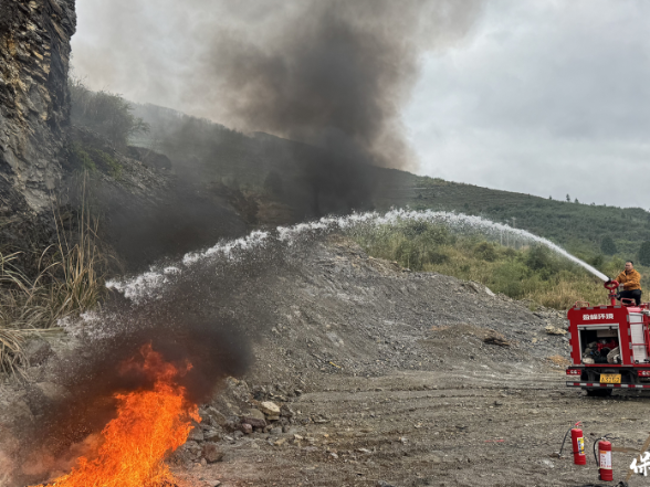 碗米坡镇召开清明节前森林防灭火工作部署会暨应急演练
