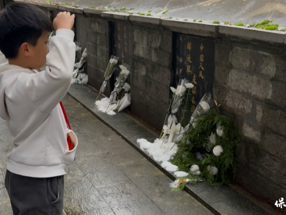 保靖县毛沟小学开展 “行走的思政课” 清明祭扫活动