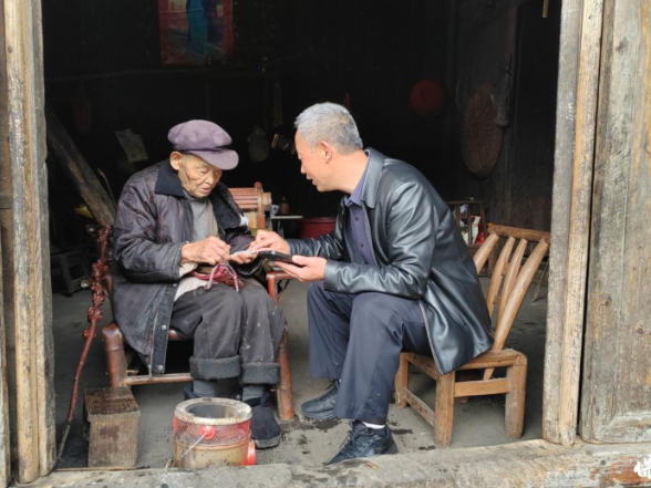 大山深处的“移动服务窗”：保靖县碗米坡镇上门为老人开展养老认证