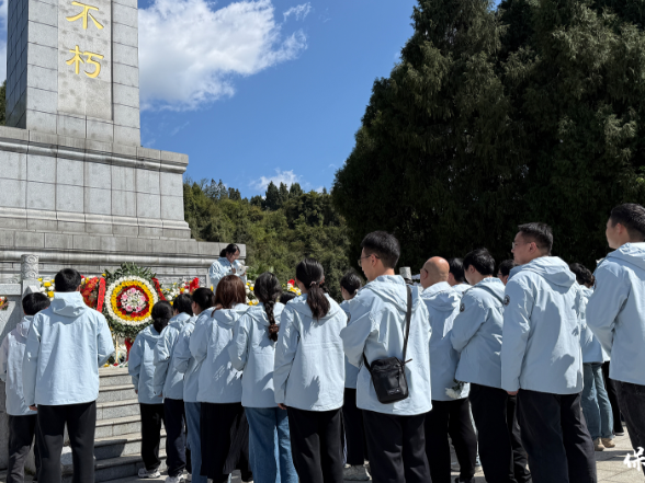 缅怀革命先烈 传承红色精神——保靖县委党校2026年中青班开展烈士陵园祭扫活动