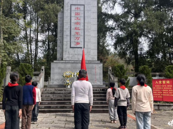 保靖县普戎小学：微缩长征路，清明祭英魂