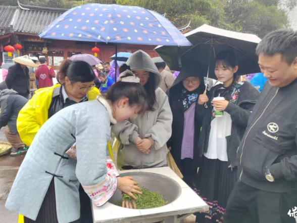 四十八湾村代表队荣获 “保靖黄金茶茗星” 奖牌 闪耀非遗村茶大晒舞台