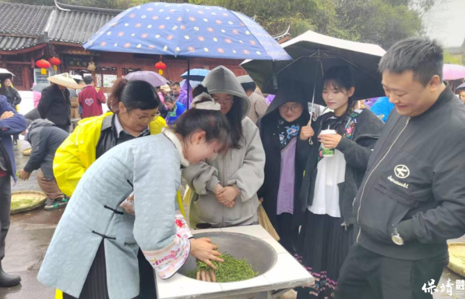 四十八湾村代表队荣获 “保靖黄金茶茗星” 奖牌 闪耀非遗村茶大晒舞台