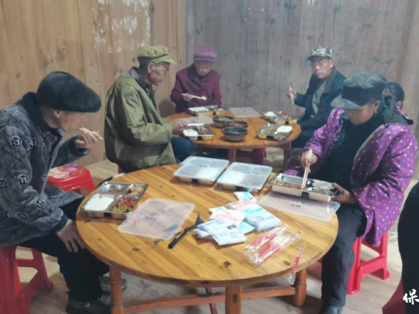 红色热土添暖意 助餐服务暖民心——落梯村爱心食堂点亮 “银发” 幸福生活