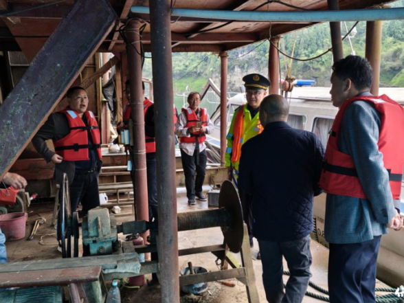 州水运事务中心深入保靖“把脉”汛期水上交通安全