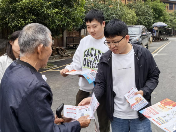 保靖县普戎镇开展“筑牢国家安全防线 全民防范抵制邪教”集中宣传活动