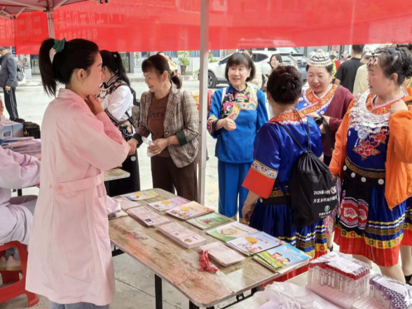 签约有实感·服务有温度——保靖县葫芦镇中心卫生院开展家庭医生日主题义诊活动