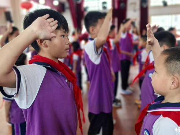 红领巾向太阳——岳阳小学举行一年级入队仪式