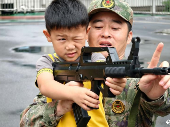 当萌娃遇上迷彩绿——保靖县幼儿园大二班国防教育实践走进县人武部