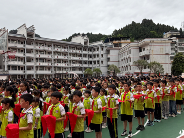 保靖县实验小学举行“高举队旗跟党走 做新时代好少年”2026年新队员入队仪式