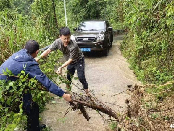 保靖县碗米坡镇雨后紧急清淤保畅通