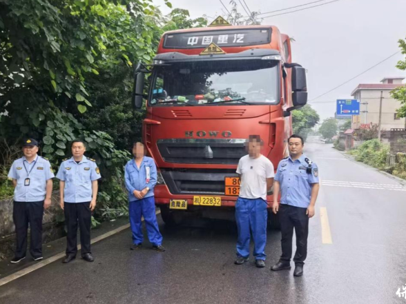 危化品运输车辆未配备押运员 保靖交通运输执法大队依法查处并移交公安